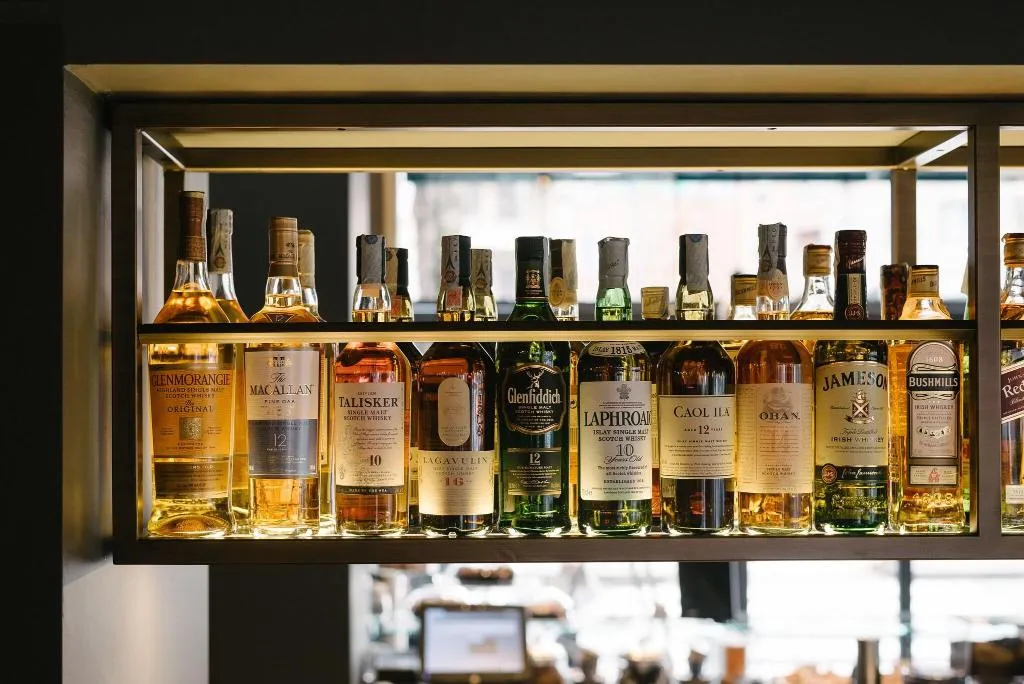 Bar, Windsor, Milan