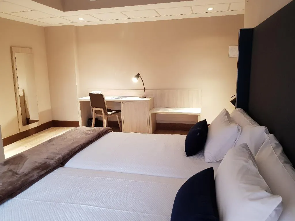 TWIN STANDARD Room, María Cristina Hotel, Madrid
