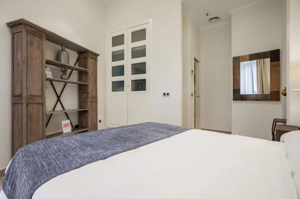 Room, Puerta Catedral Vinuesa15, Seville
