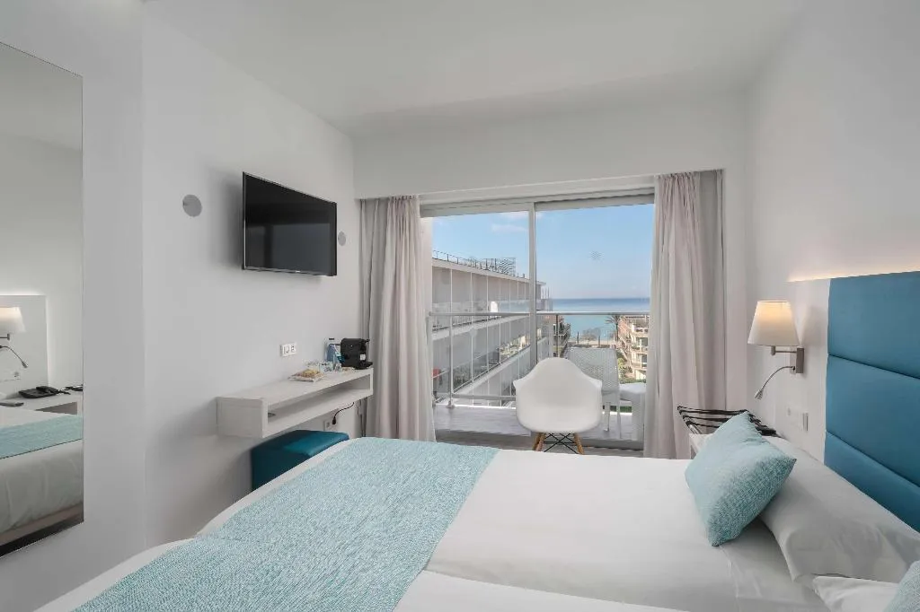 Room, Alua Leo, Majorca