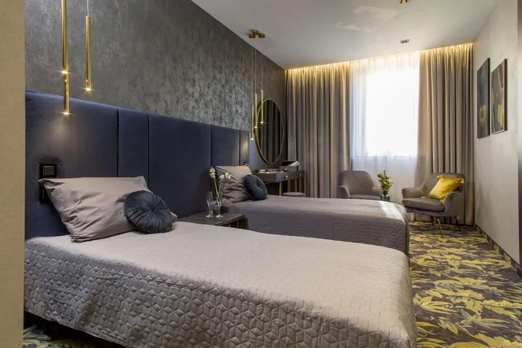 TRIPLE DELUXE QUEEN BED Room, Atrium, Krakow