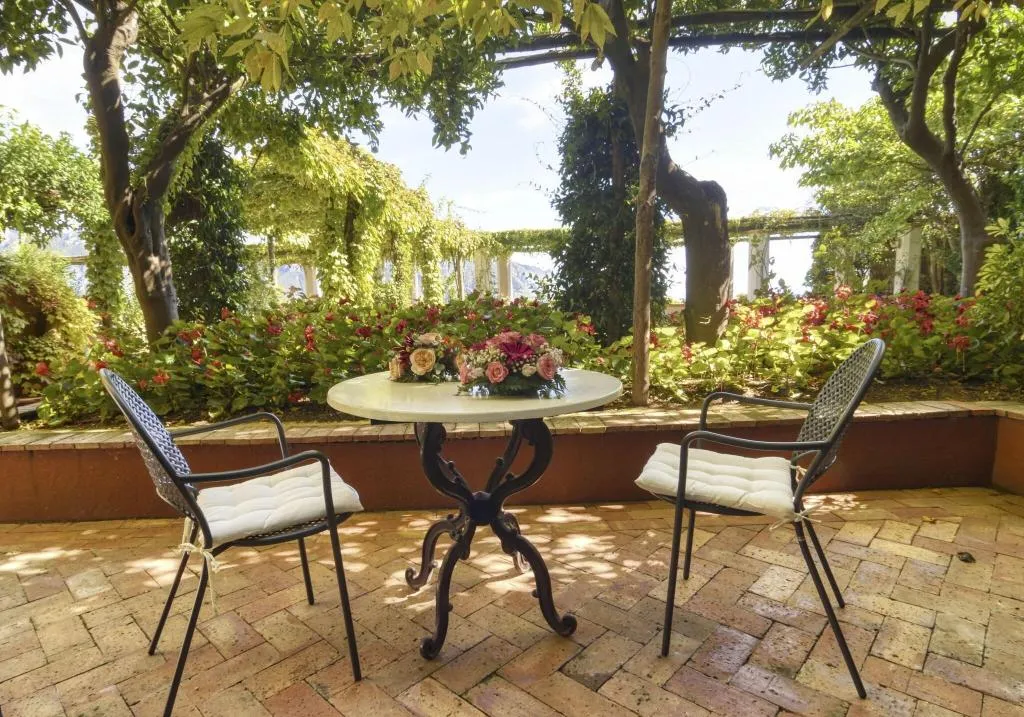 DOUBLE CLASSIC KING BED Room, Hotel Palazzo Confalone, Naples