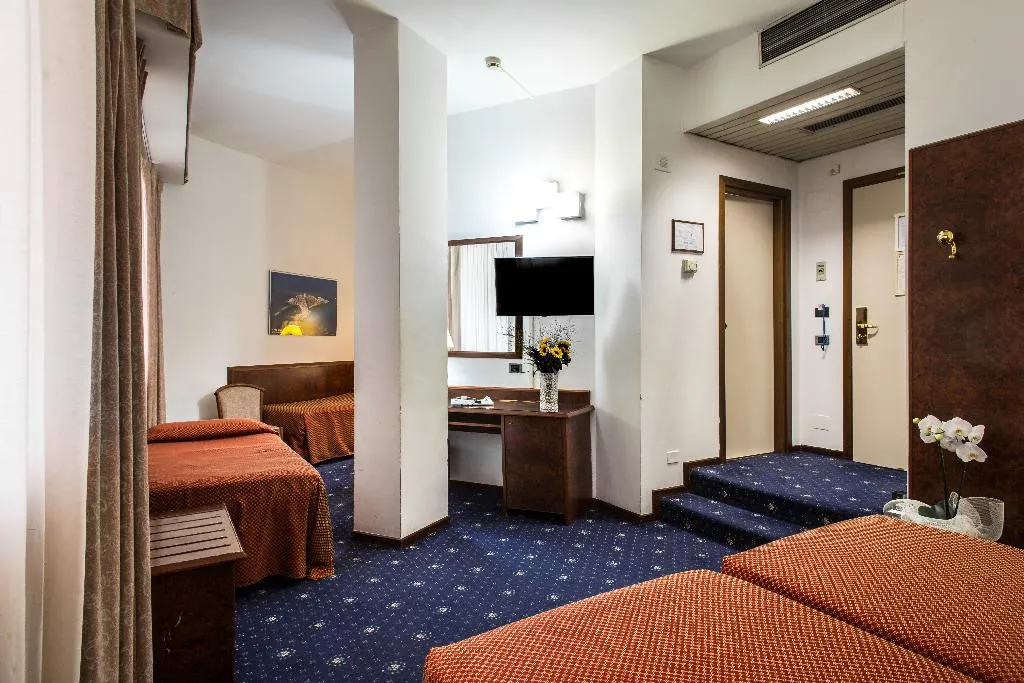 QUADRUPLE STANDARD Room, Mirage, Florence