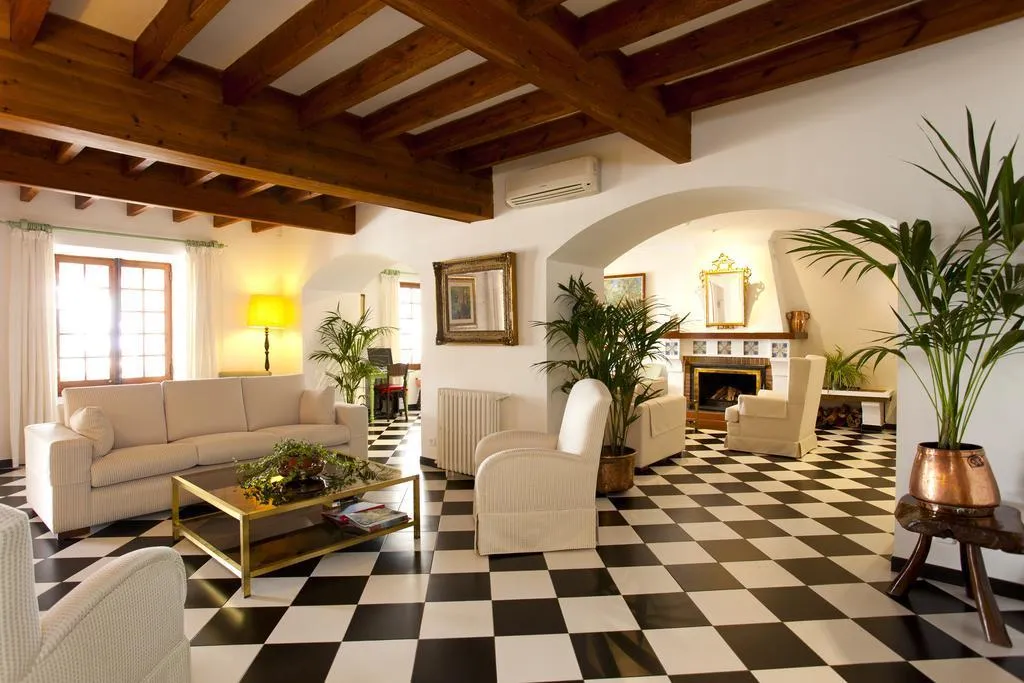Lobby, Sis Pins, Majorca