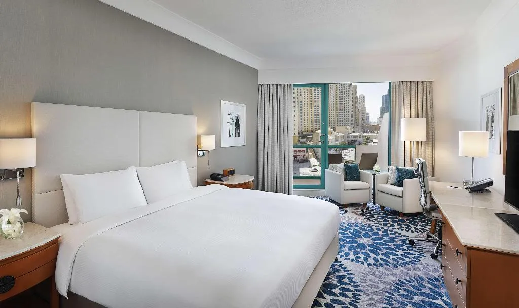 DOUBLE EXECUTIVE KING BED Room, Hilton Dubai Jumeirah, Dubai