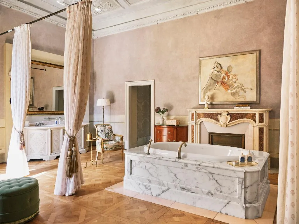 SUITE KING SIZE BED Room, Four Seasons Hotel Firenze, Florence