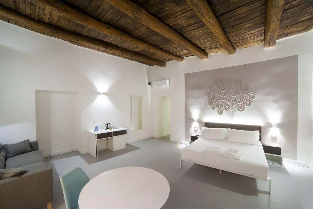 Room, Dada Suite, Naples