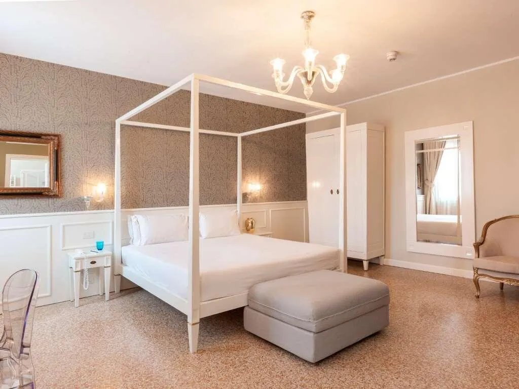 Room, Sonder Salute Palace, Venice