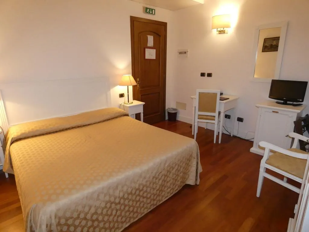 Double or Twin CANAL VIEW Room, La Forcola, Venice