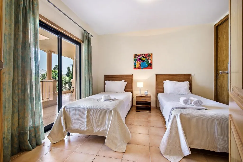 APARTMENT THREE BEDROOMS Room, Jardim da Meia Praia, Algarve