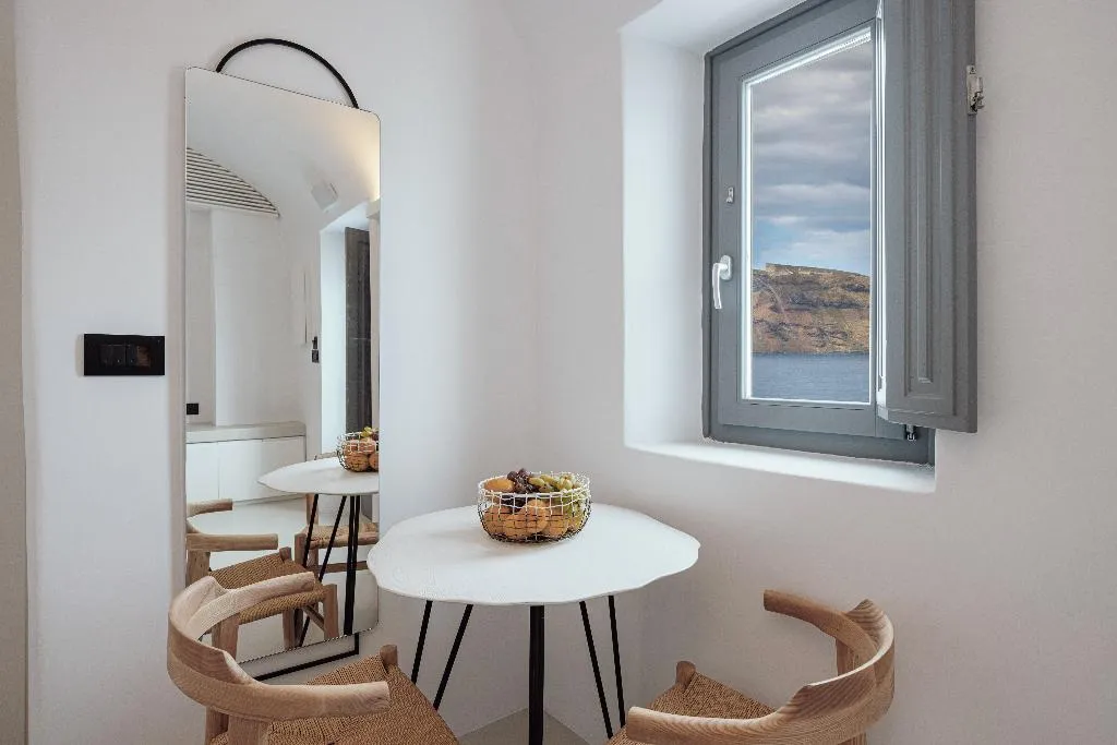HOUSE WITH JACUZZI Room, IKIES Santorini, Santorini