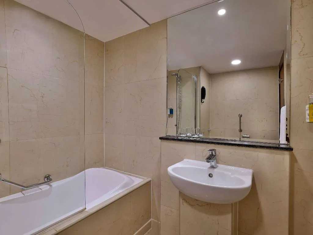 SINGLE STANDARD Room, Queen Elizabeth 2, Dubai