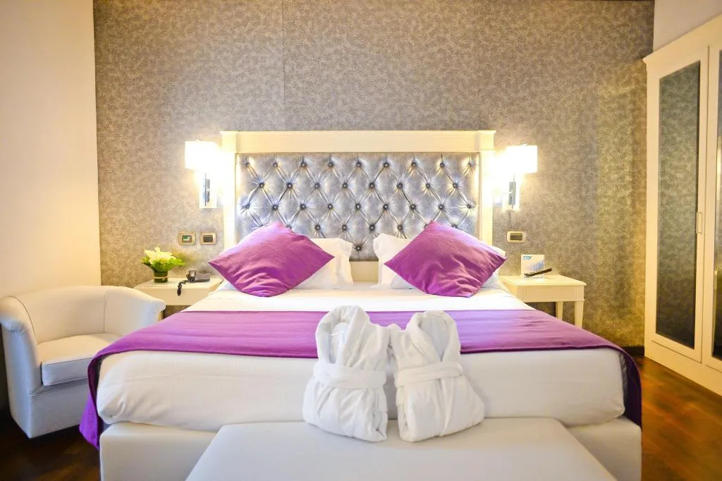 JUNIOR SUITE KING SIZE BED Room, Trilussa Palace Congress & Spa, Rome