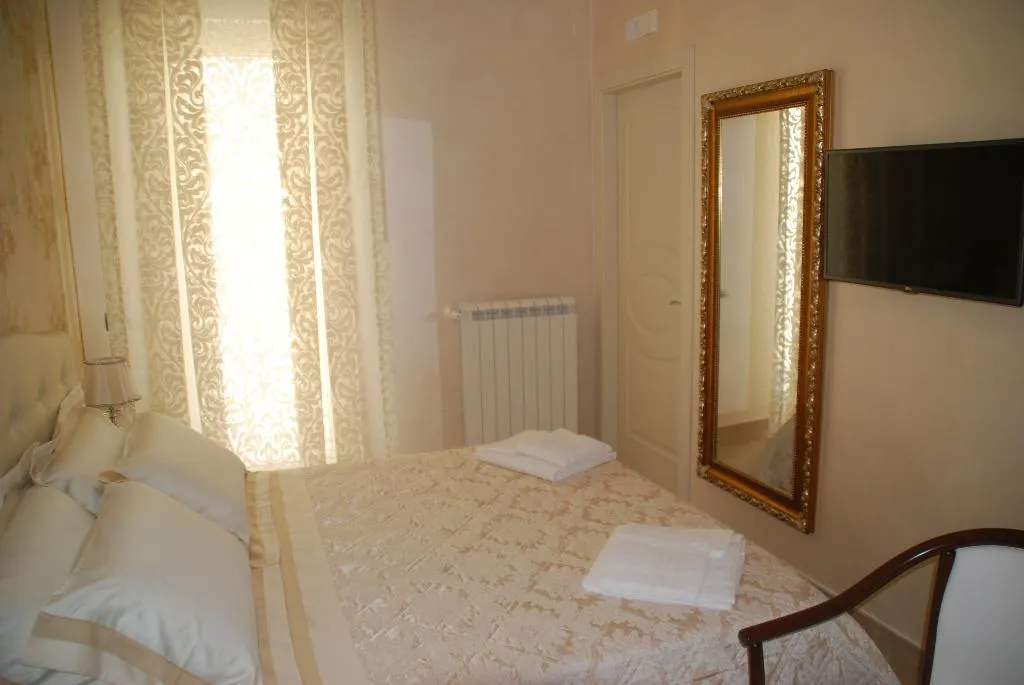 DOUBLE DELUXE WITH BALCONY Room, Daphnae House, Catania