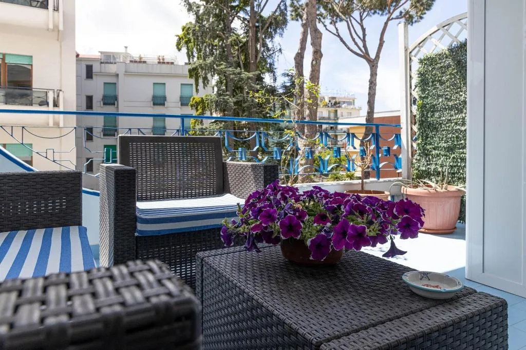 Room, The Reef, Naples