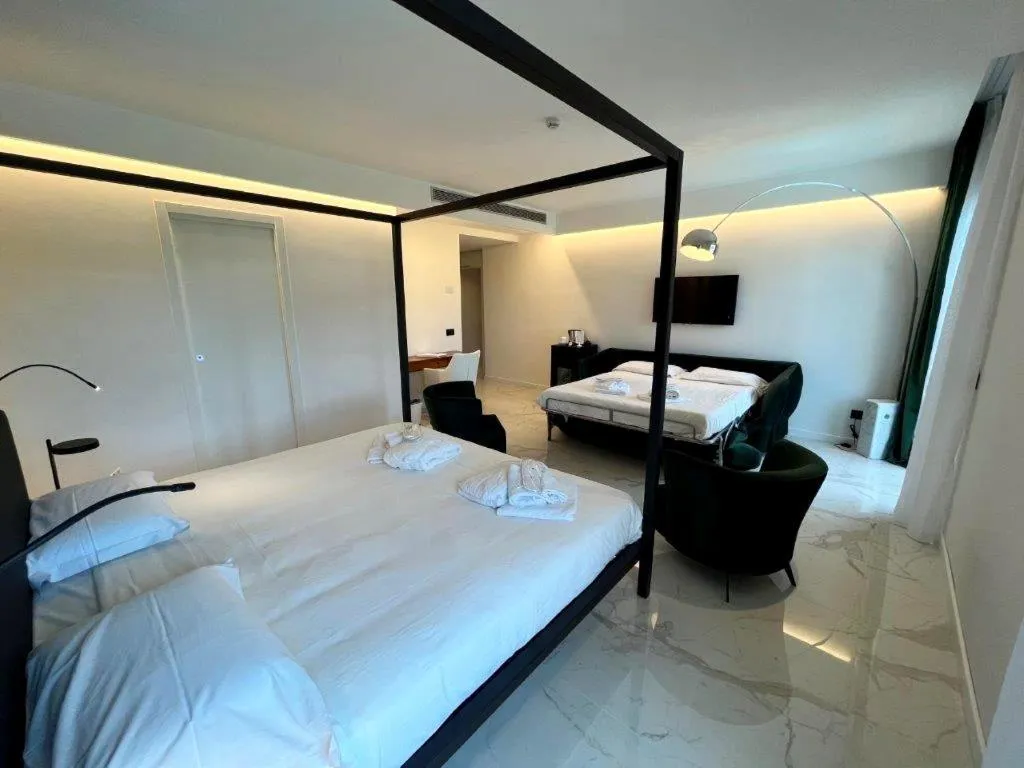 JUNIOR SUITE POOL VIEW Room, Hotel Alpha, Naples