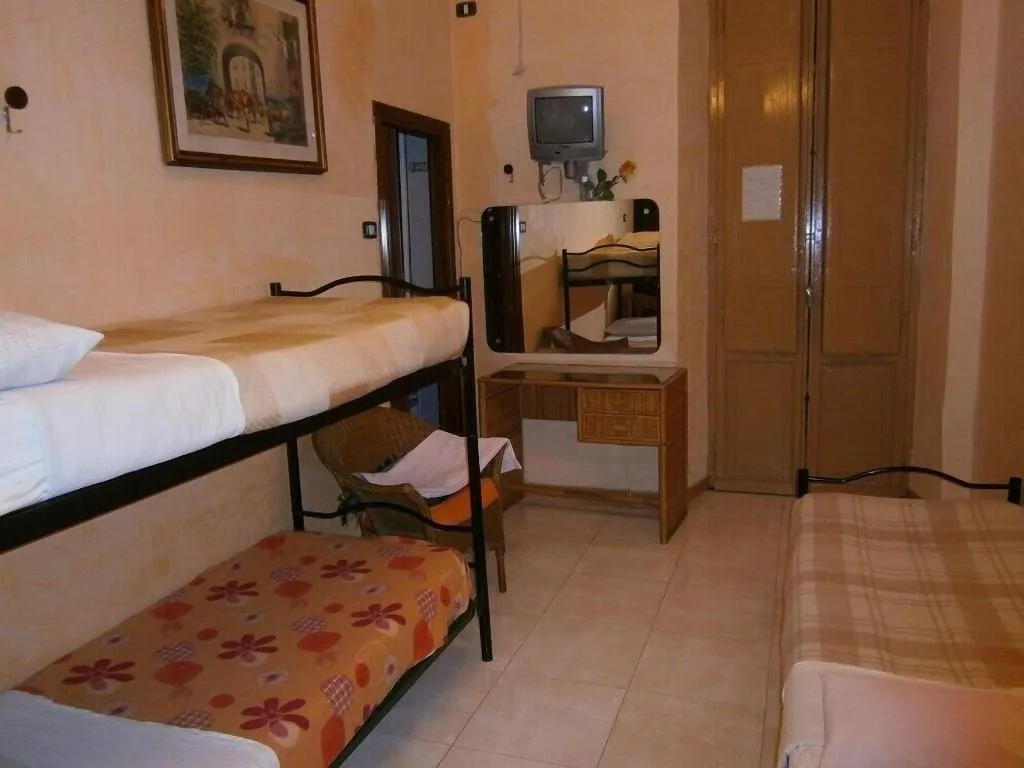 Room, Roma Termini 89, Naples