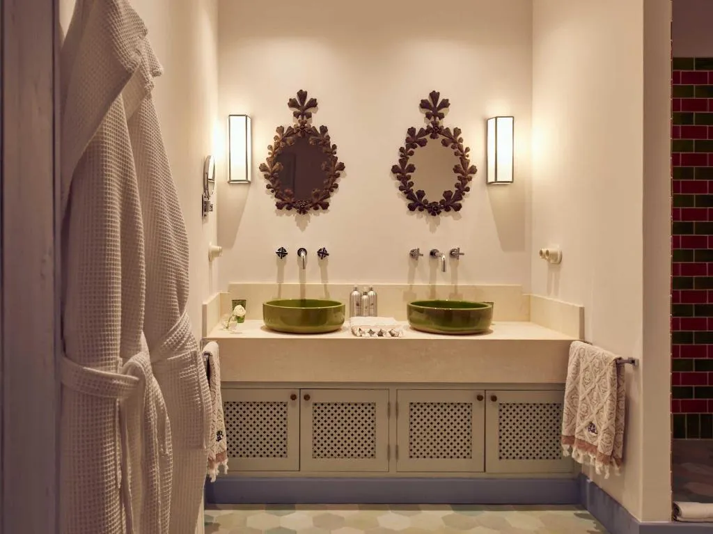 Room, Cristine Bedfor, Menorca