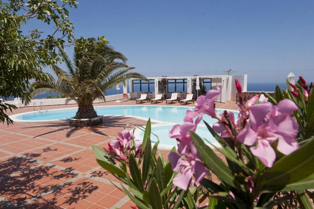 Pool, Anemomilos, Santorini