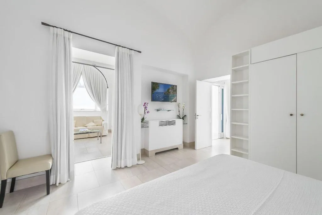 SUITE WITH PRIVATE POOL Room, Villa Magia, Naples
