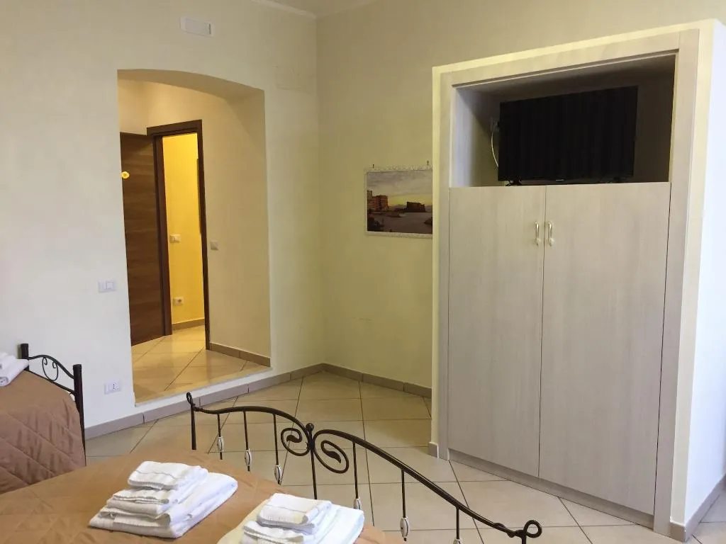 Room, New Sayonara, Naples
