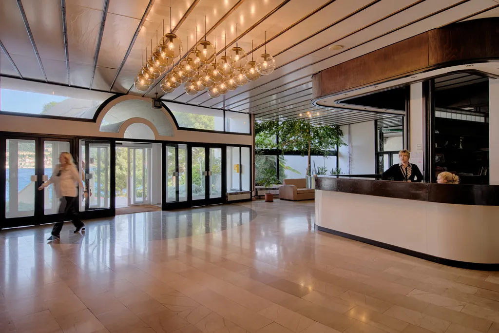 Lobby, Issa, Split