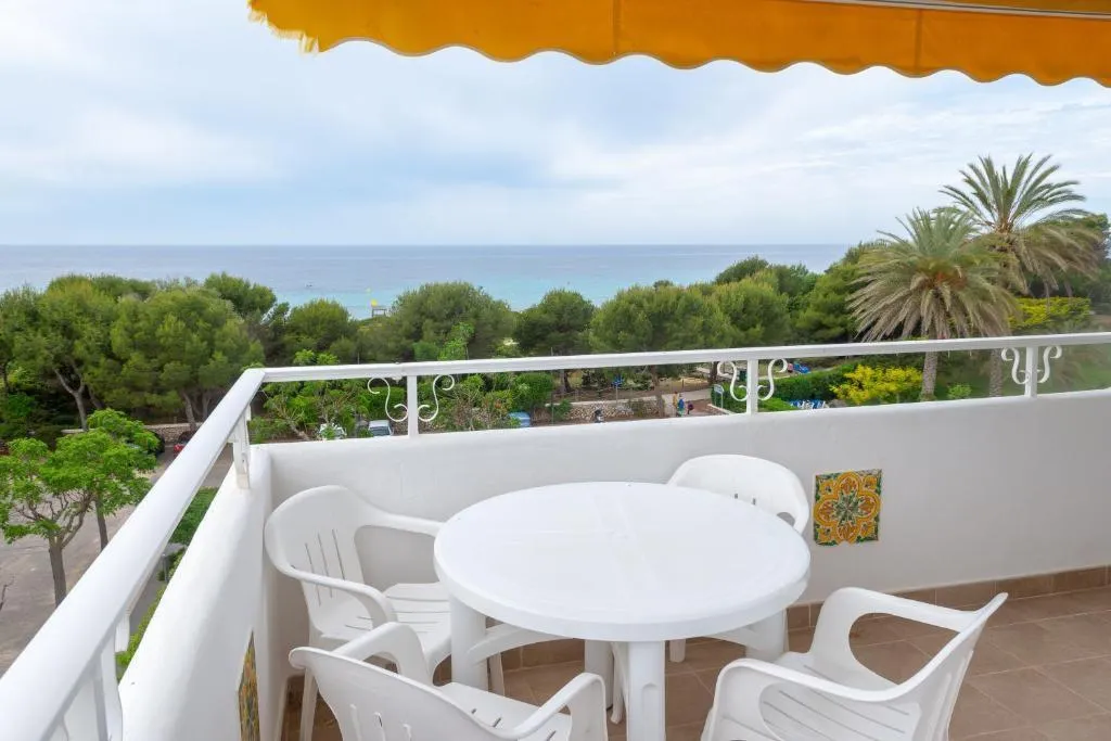 APARTMENT CAPACITY 4 ONE BEDROOM Room, Hamilton Court, Menorca