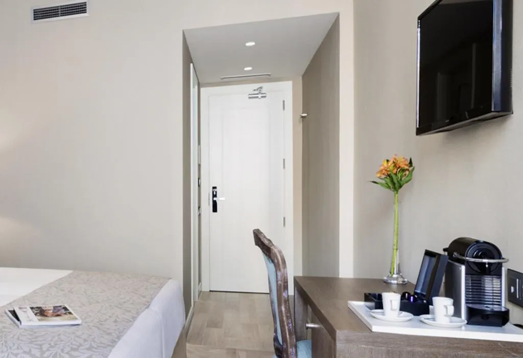 Double or Twin STANDARD Room, Lamaro Hotel, Barcelona