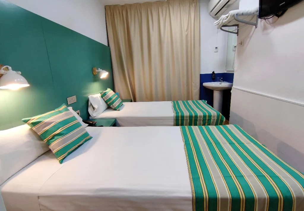 DOUBLE ECONOMY WITH SHARED BATHROOM Room, Yomo Hostal Bcn Port, Barcelona