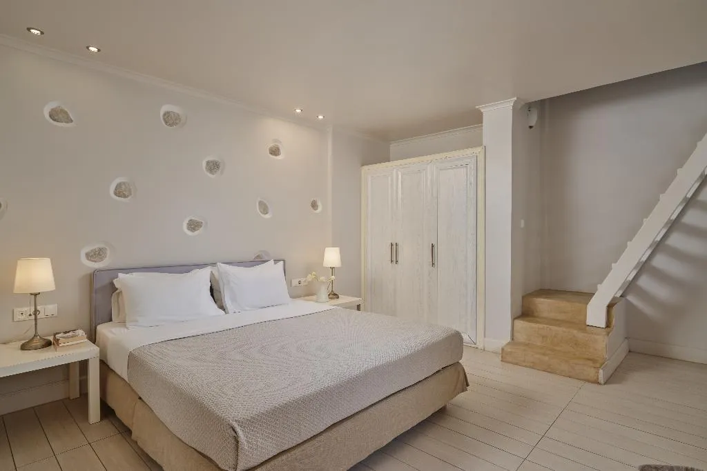 SUITE WITH JACUZZI Room, Meltemi Village, Santorini