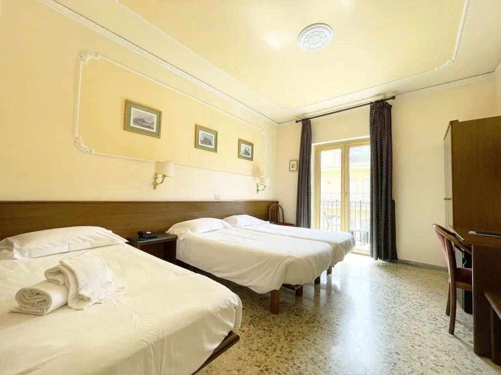 TRIPLE STANDARD Room, Hotel Central, Naples
