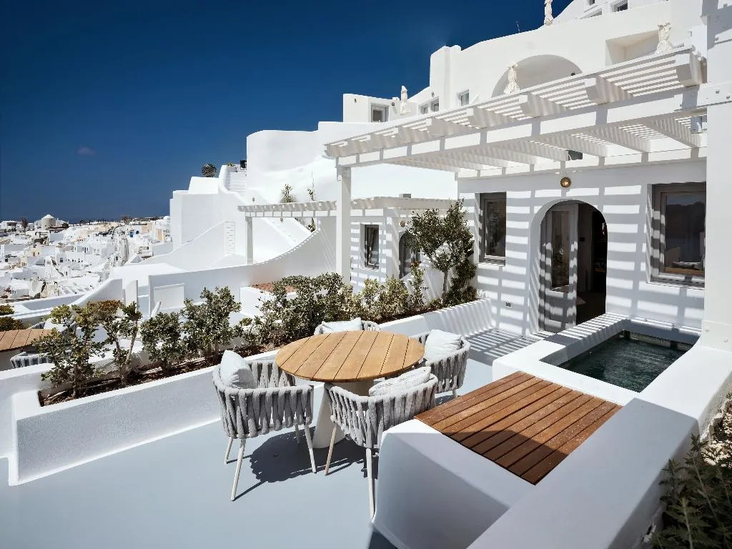 HOUSE WITH JACUZZI Room, IKIES Santorini, Santorini