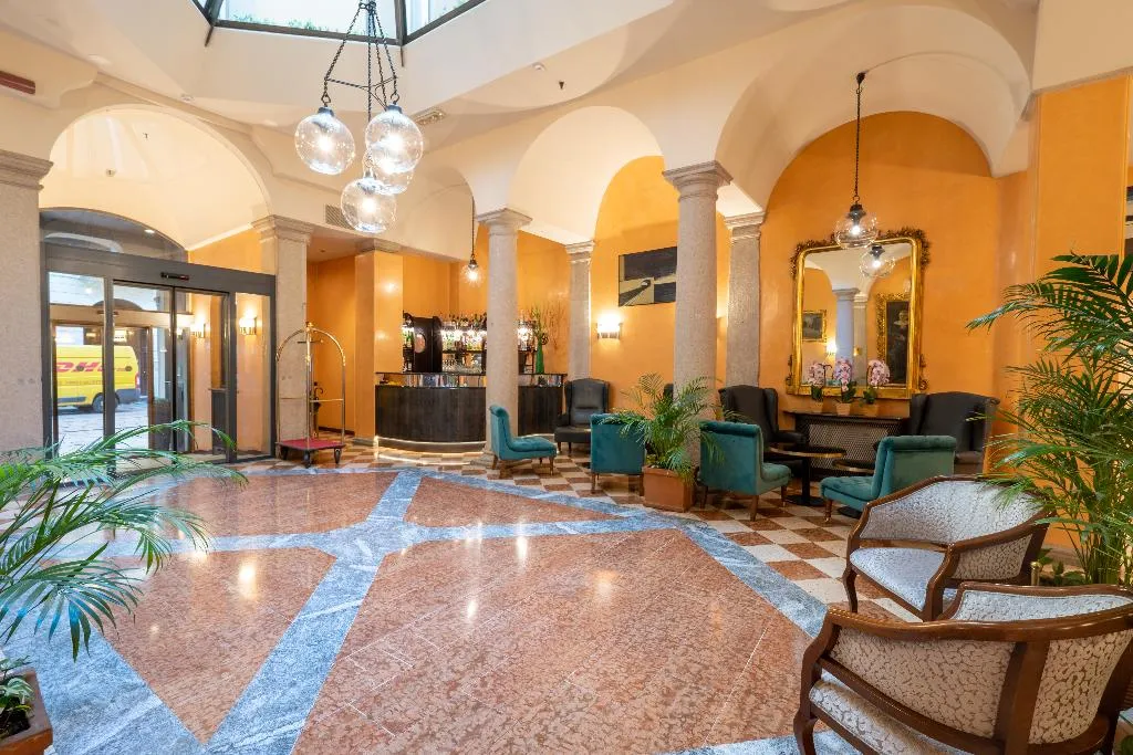 Bar, Regina, Milan