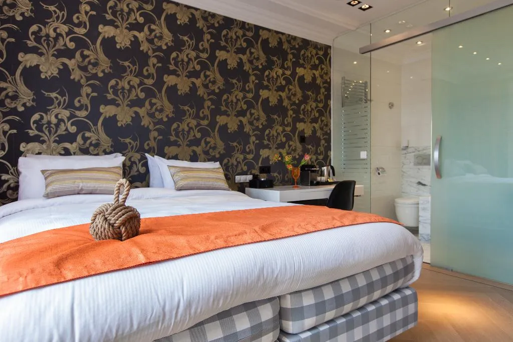 DOUBLE DELUXE CANAL VIEW Room, Amsterdam Canal Hotel, Amsterdam
