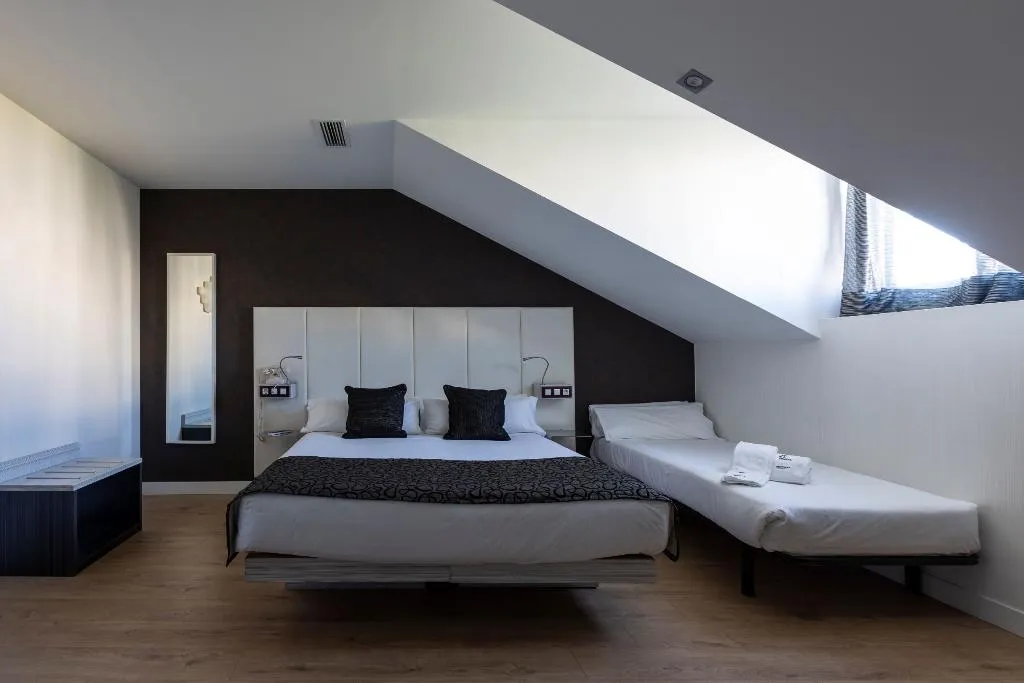TRIPLE STANDARD Room, Petit Palace Santa Barbara, Madrid