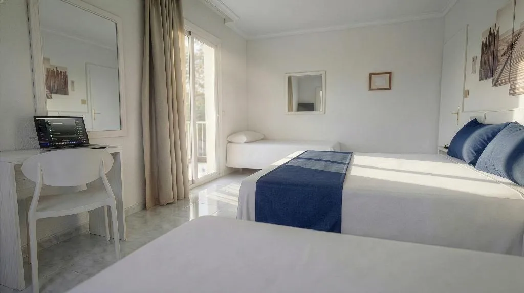 QUADRUPLE WITH BALCONY Room, Hotel Medium Claramar, Costa Brava