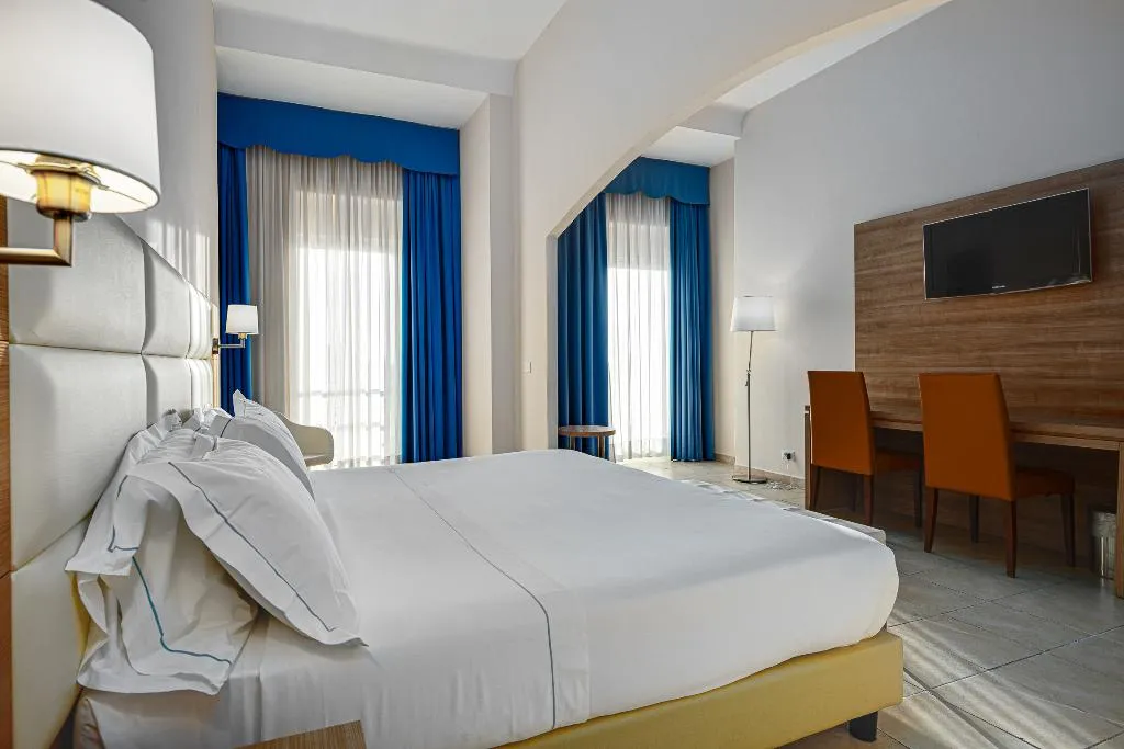 JUNIOR SUITE STANDARD Room, Hotel Mediterraneo, Rome