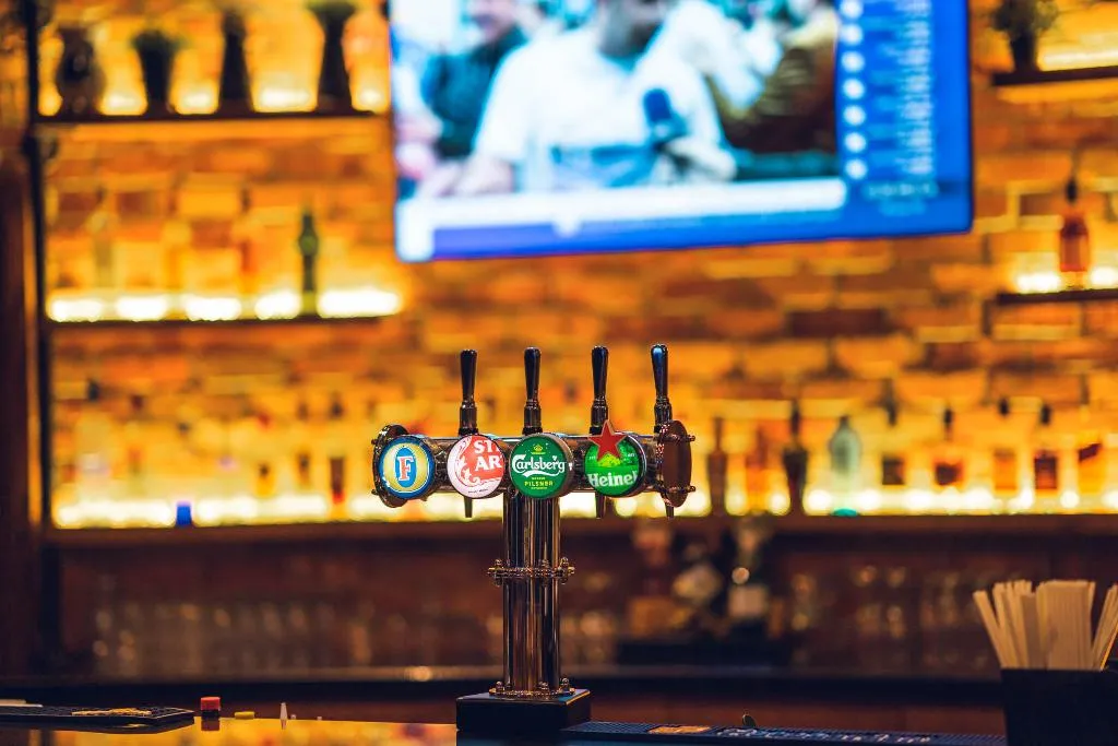 Bar, Millennium Lakeview Hotel, Dubai