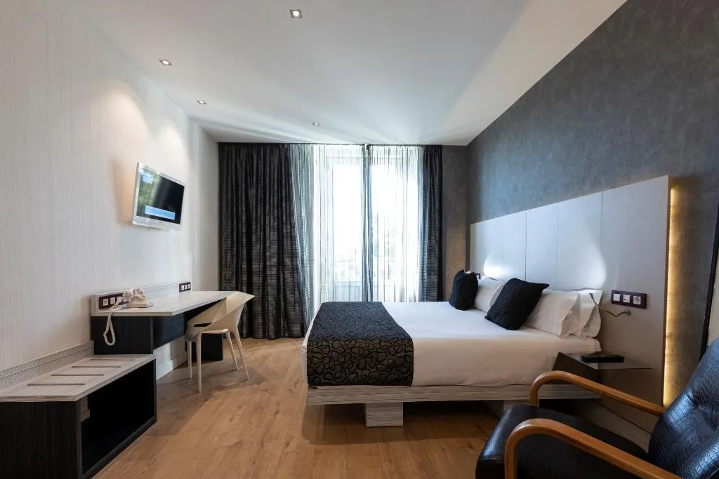 QUADRUPLE STANDARD Room, Petit Palace Santa Barbara, Madrid