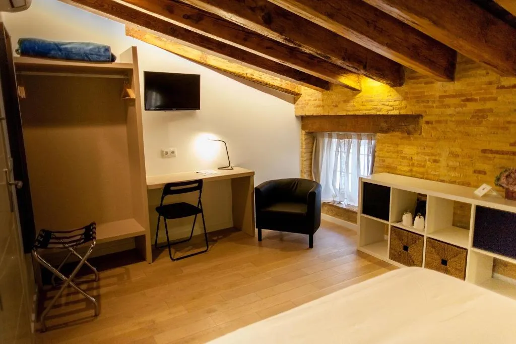 Room, Host & Home, Valencia