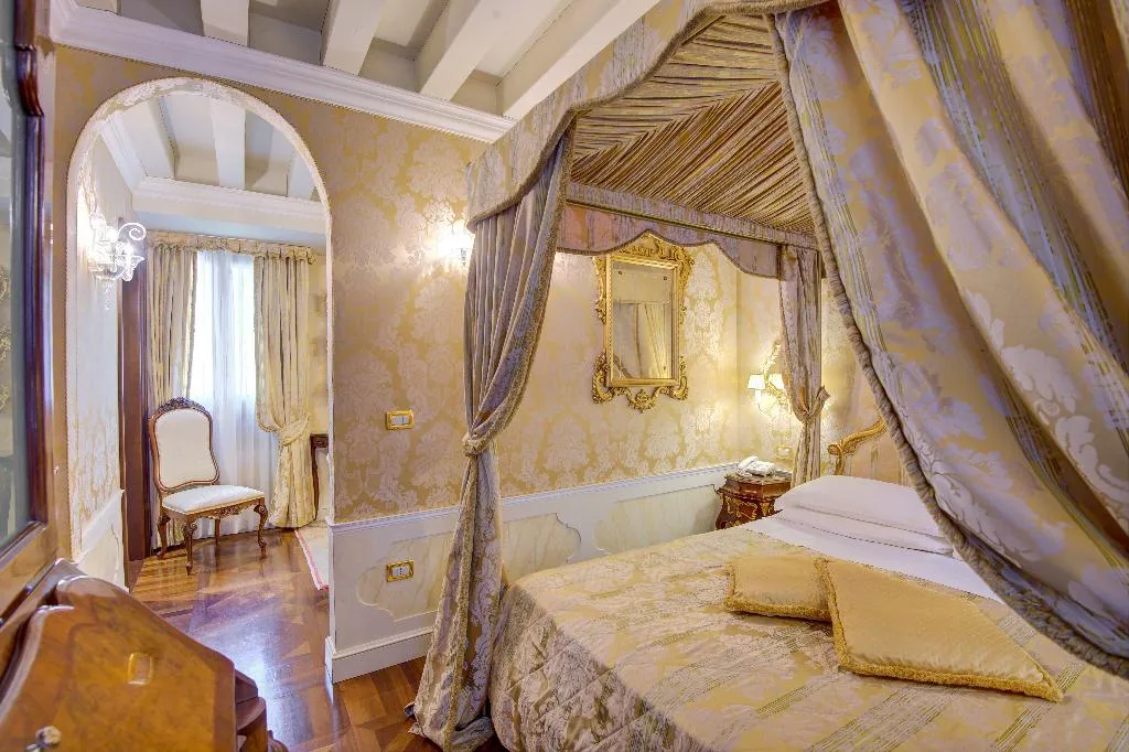 JUNIOR SUITE CAPACITY 4 Room, Canal Grande, Venice