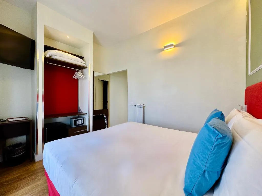 Double or Twin CLASSIC WITH BALCONY Room, Hotel La Pergola, Naples