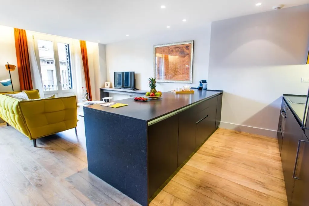APARTMENT CAPACITY 4 THREE BEDROOM Room, Cosmo Apartments Passeig de Gracia, Barcelona