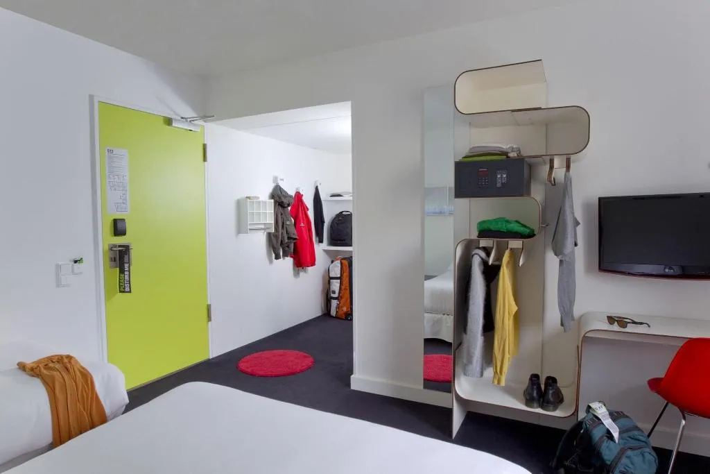 DOUBLE SINGLE USE STANDARD Room, Gat Point Charlie, Berlin
