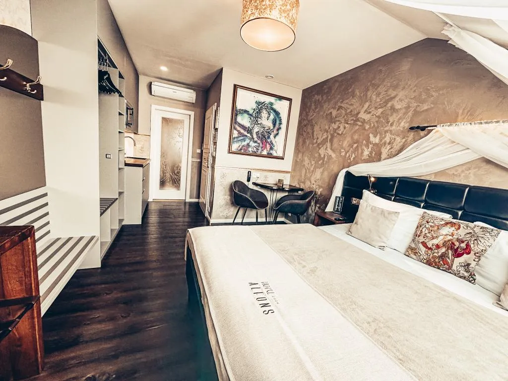 DOUBLE DELUXE KING BED Room, Alfons Boutique Hotel, Prague