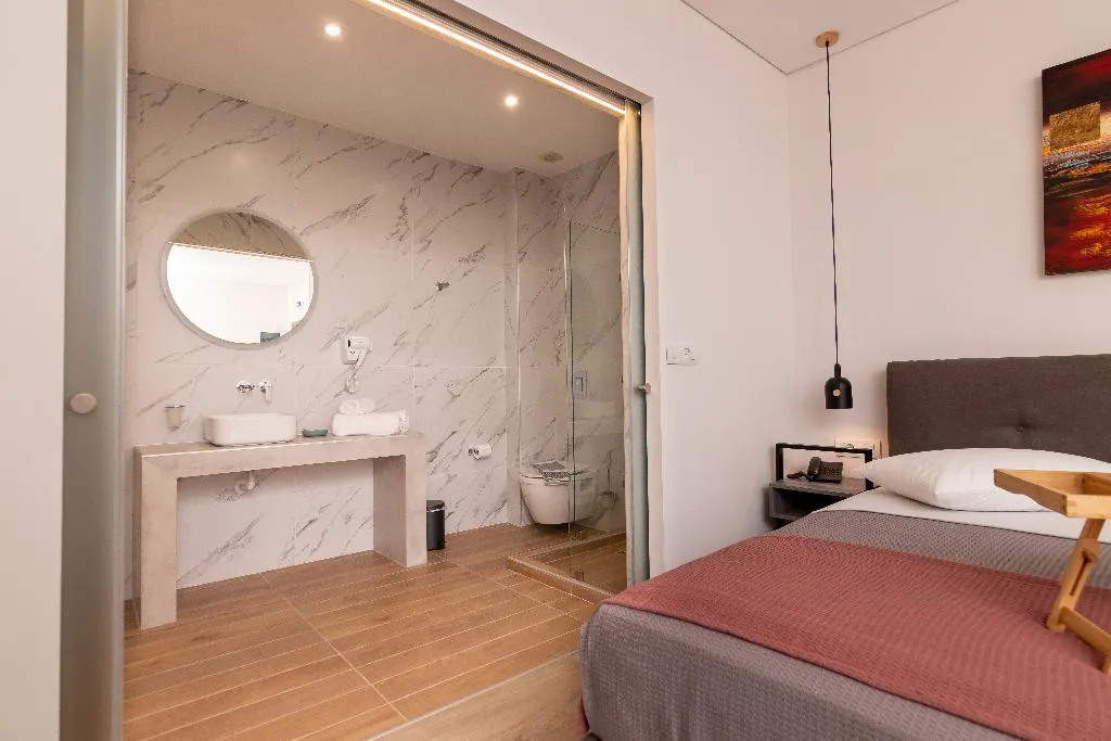 SUITE KING BED WITH JACUZZI Room, Dunlin Hotel, Athens