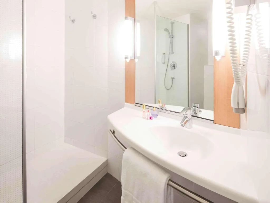 DOUBLE WITH DOUBLE BED Room, Ibis Barcelona Pza Glories 22, Barcelona