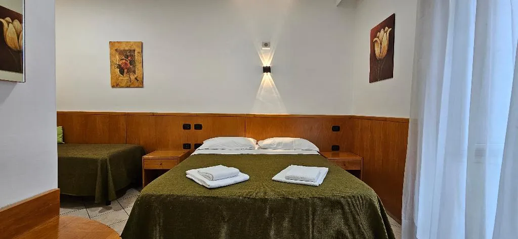 TRIPLE STANDARD Room, Zara, Naples