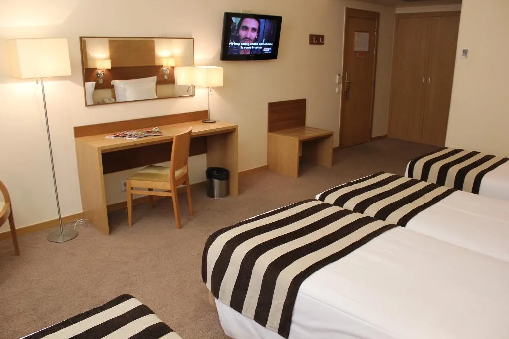 TWIN CAPACITY 4 Room, Hotel Principe Lisboa, Lisbon