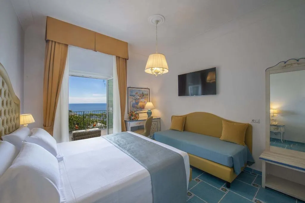 TRIPLE DELUXE KING BED Room, Hotel Pellegrino, Naples